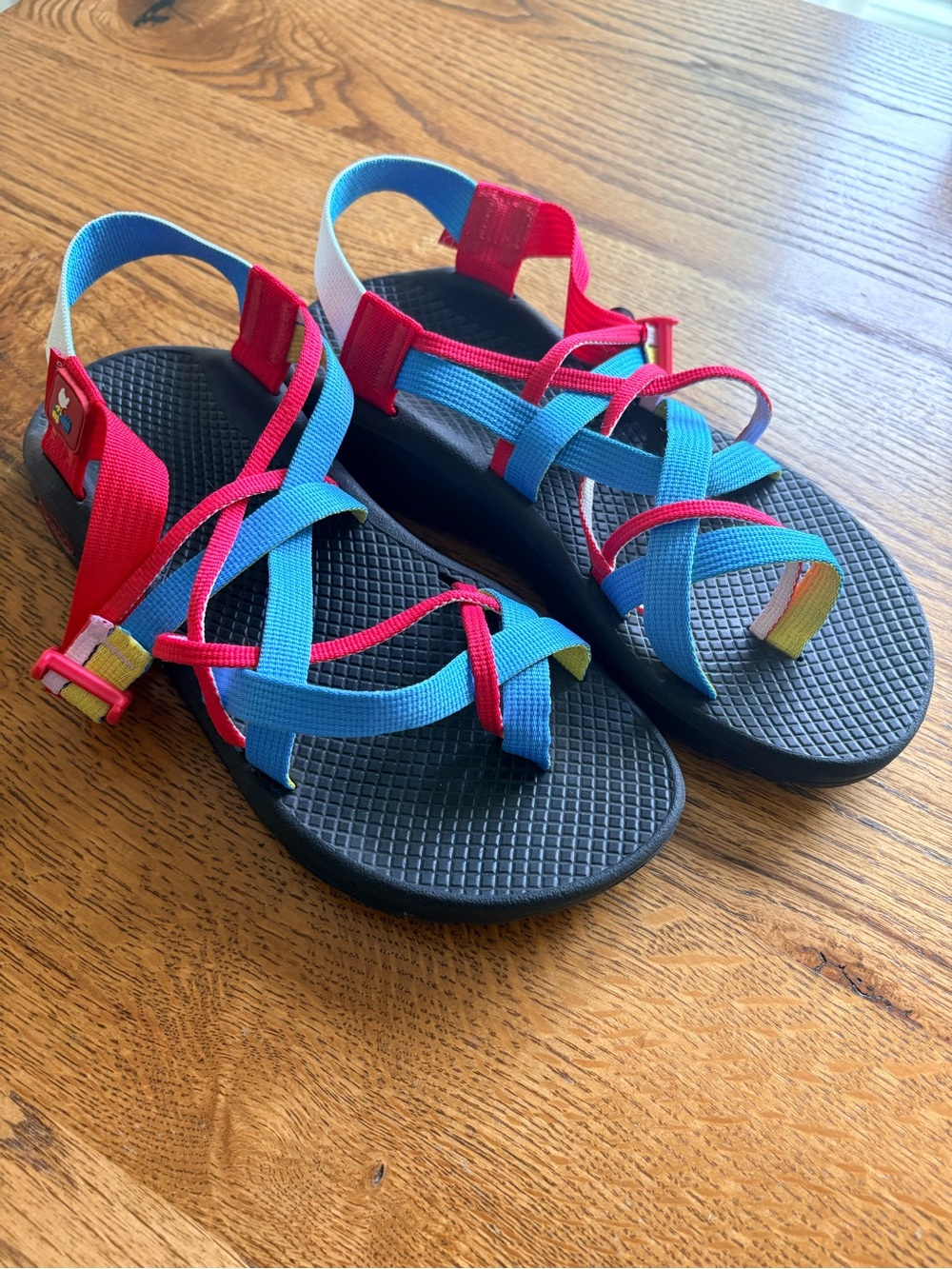 Chacos Cloud women’s 8 Blue, red & yellow Woodstock/Guitar Active Strap Sandals
